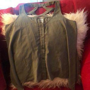 Sz xl high asymmetrical tank top With buttons